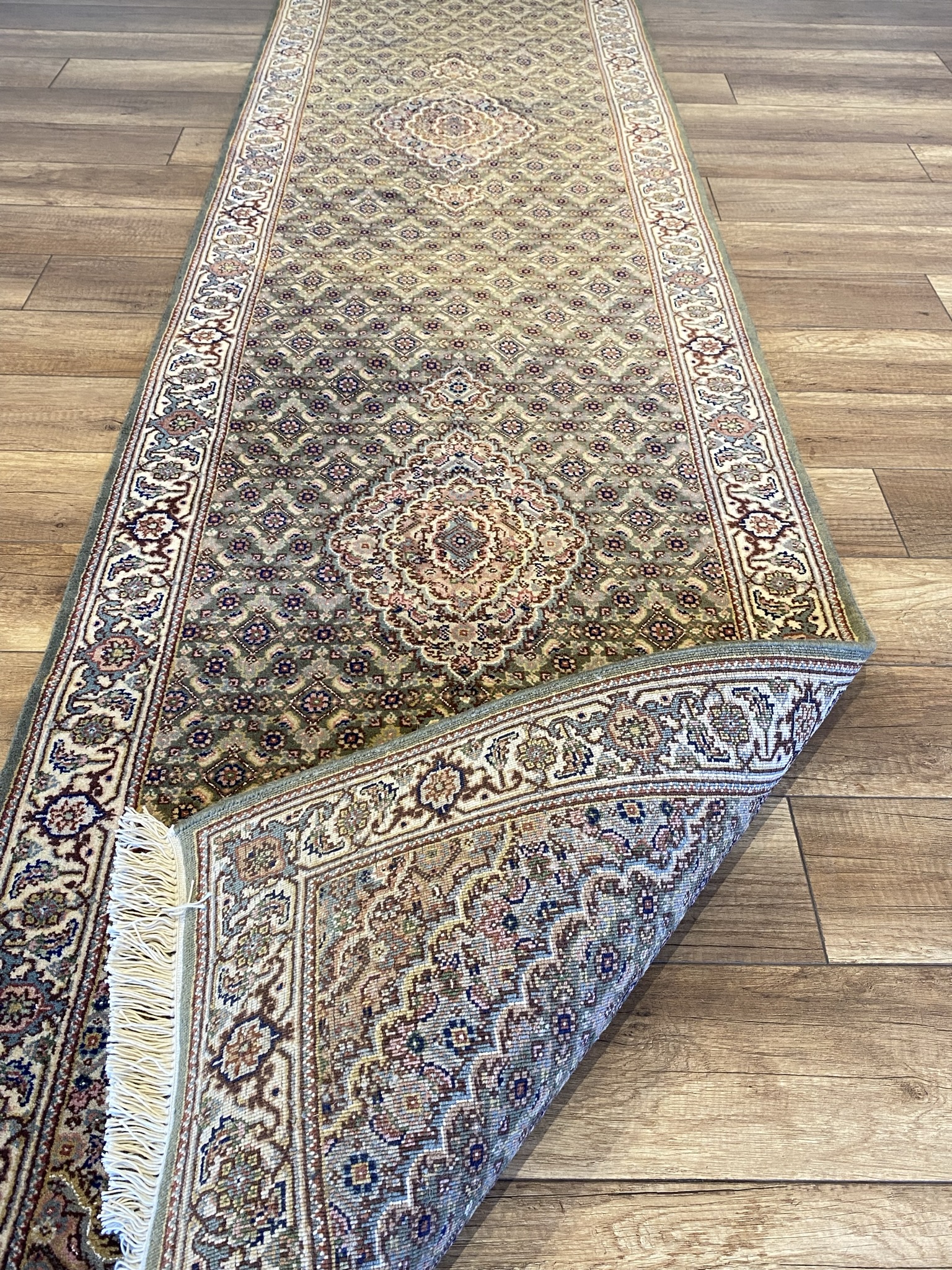 Elegant Medallion Wool Rug 10